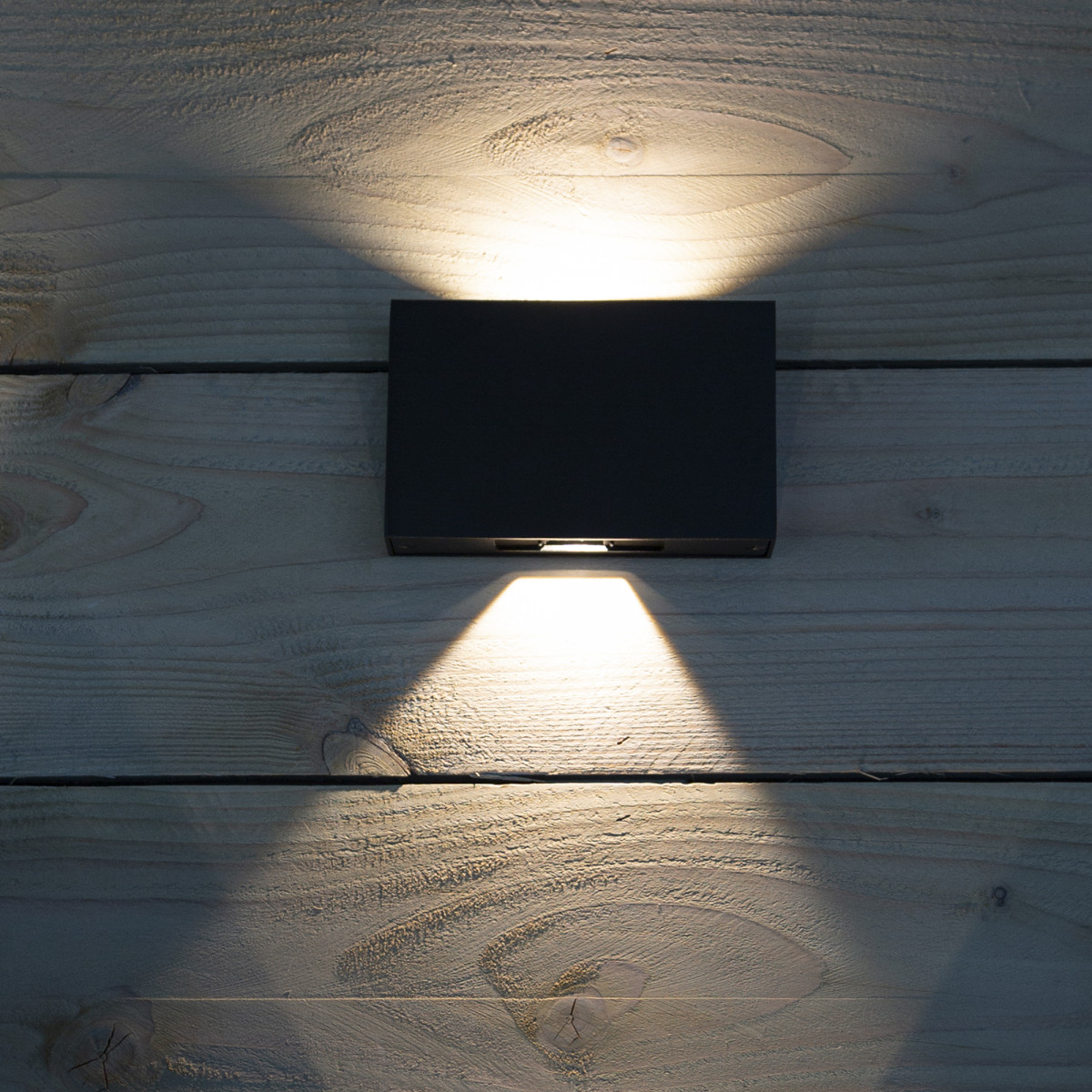 Flatliner wandlamp zwart aluminium, instelbare up & down buitenlamp met vaste LED en strak gevellichtbeeld.