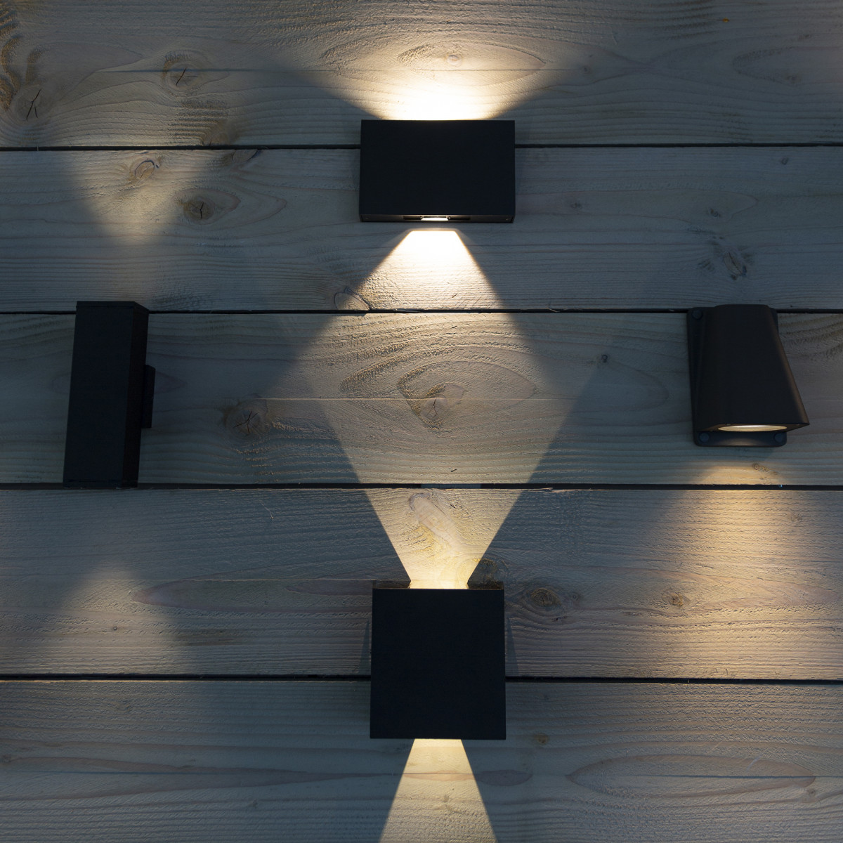 Flatliner wandlamp zwart aluminium, instelbare up & down buitenlamp met vaste LED en strak gevellichtbeeld.