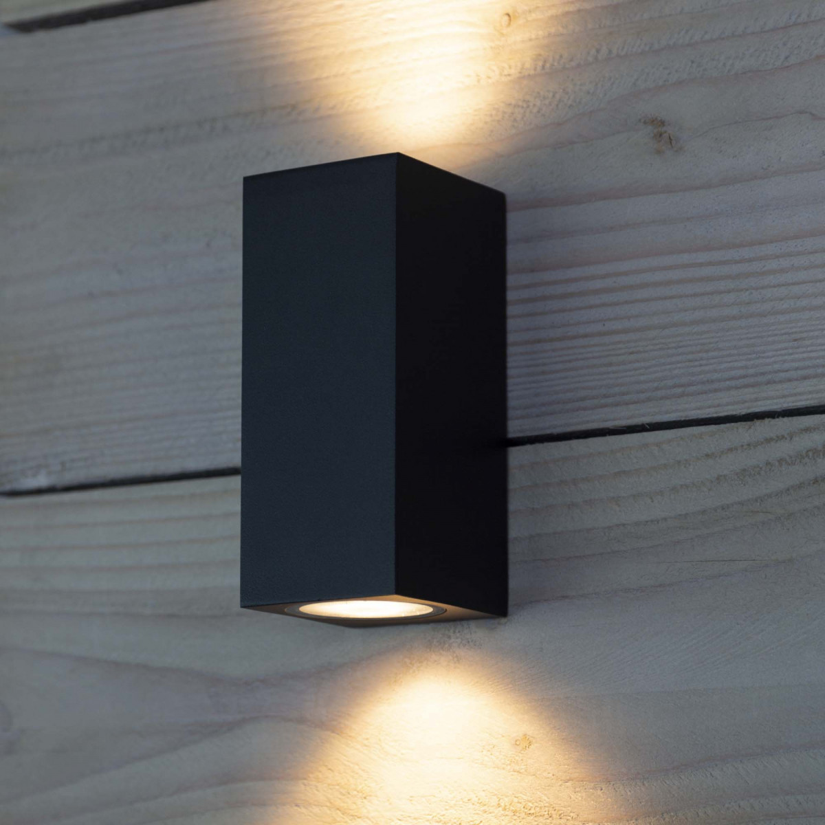 Geo wandlamp wit aluminium, moderne up & down wandspot met dubbele GU10 fitting en IP54 classificatie. 