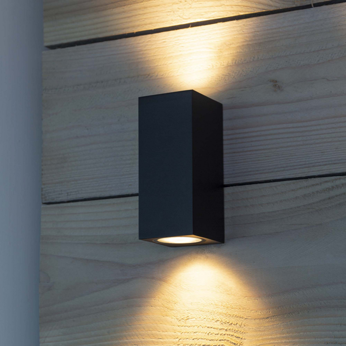 Wandspot kubus zwart, up en downlighter, design muurspot, perfect toepasbaar als gevelverlichting, KS kwaliteitsverlichting, moderne wandspot met 2 lichtbundels