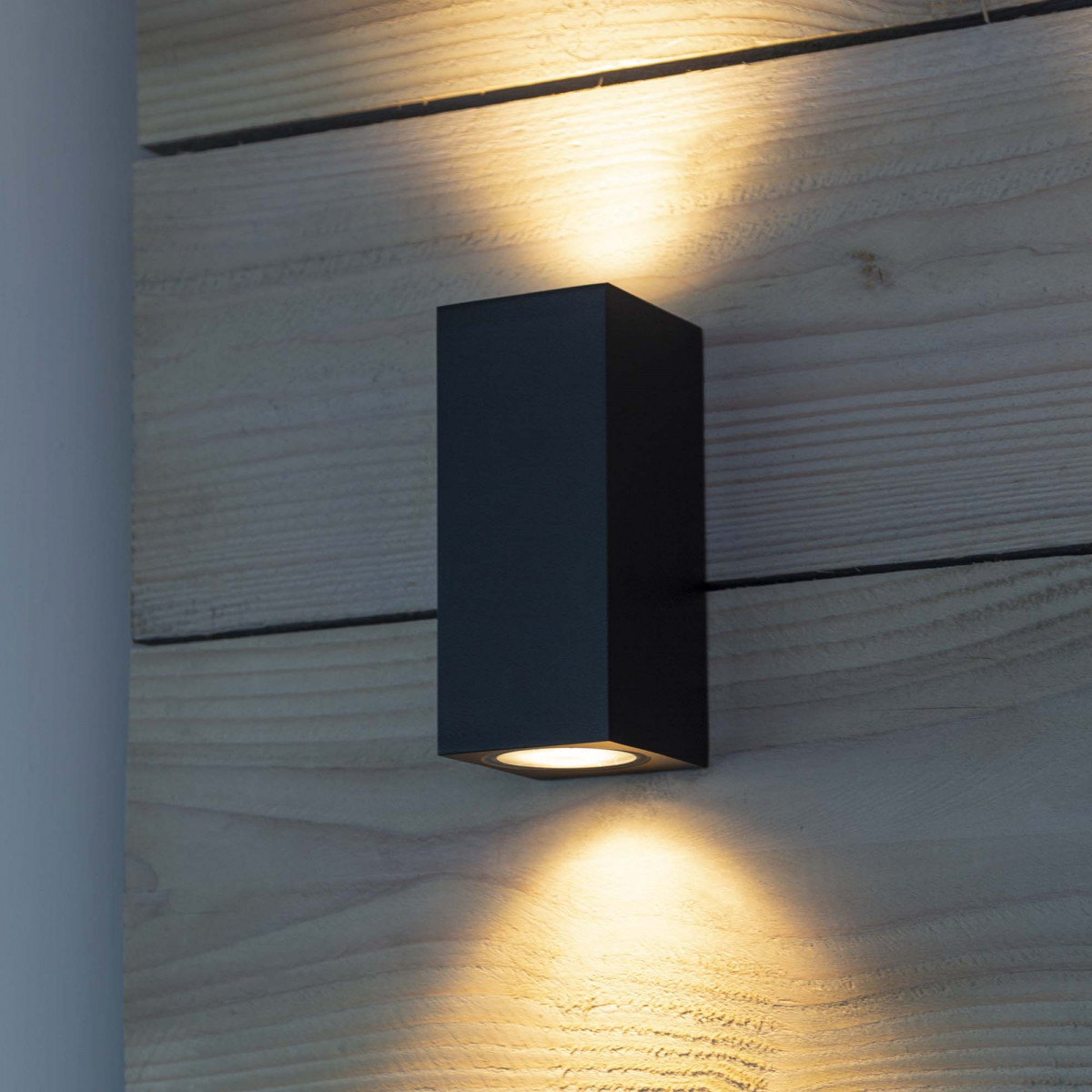 Geo wandlamp wit aluminium, moderne up & down wandspot met dubbele GU10 fitting en IP54 classificatie. 
