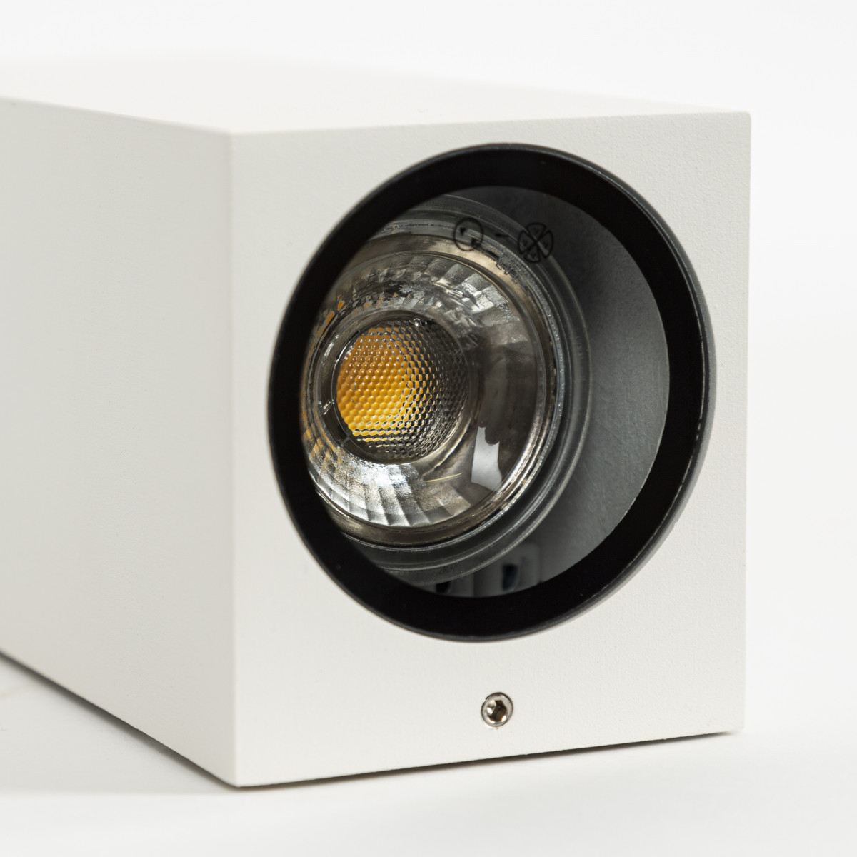 Geo wandlamp wit aluminium, moderne up & down wandspot met dubbele GU10 fitting en IP54 classificatie. 
