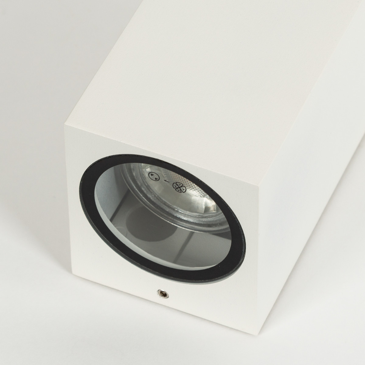 Geo wandlamp wit aluminium, moderne up & down wandspot met dubbele GU10 fitting en IP54 classificatie. 