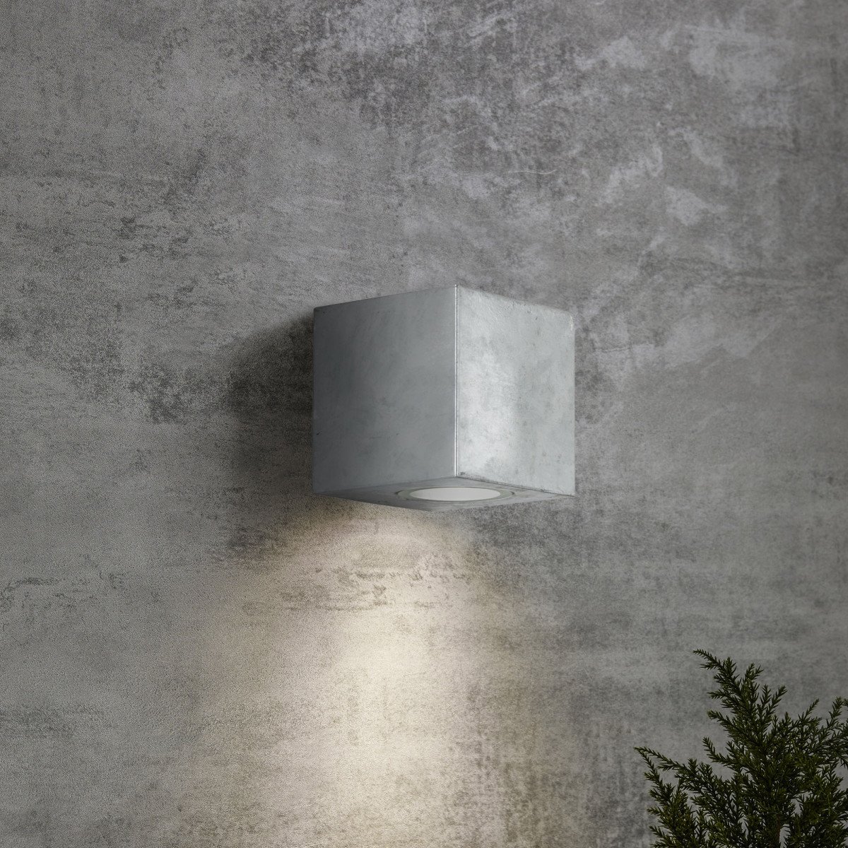 Levi wandlamp verzinkt staal, downlighter voor buiten met GU10 fitting en zilvergrijze, gegalvaniseerde afwerking.