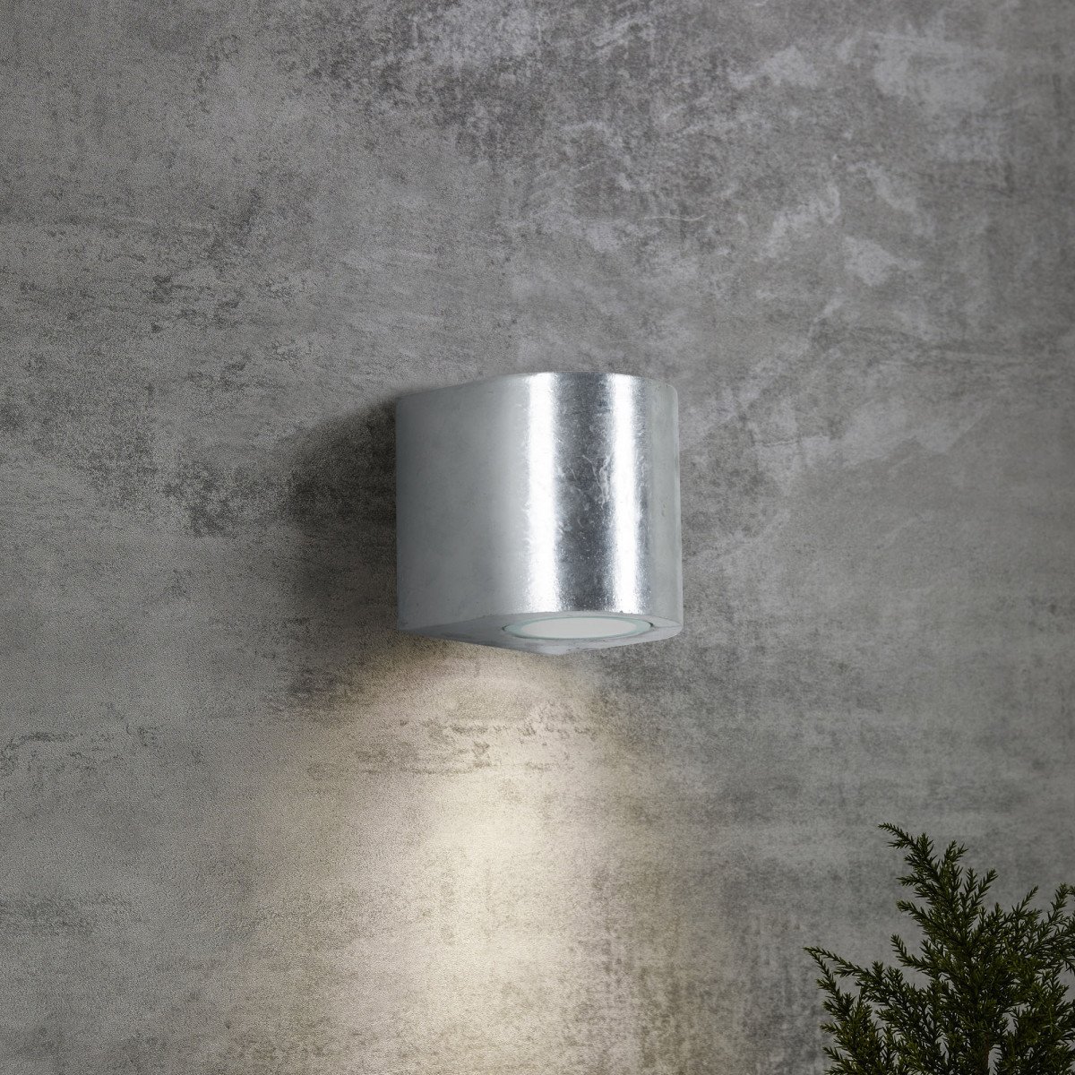 Noa wandlamp verzinkt staal, compacte buitenlamp met GU10 fitting en zilvergrijze gegalvaniseerde afwerking.