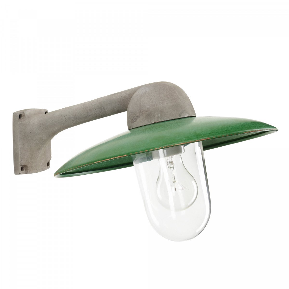 Fabrique wandlamp met groene aluminium kap, ruwe aluminium steun en helder glazen stolp.