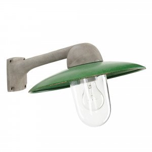 Fabrique wandlamp met groene aluminium kap, ruwe aluminium steun en helder glazen stolp. Fabrique wandlamp met groene aluminium kap, ruwe aluminium steun en helder glazen stolp.