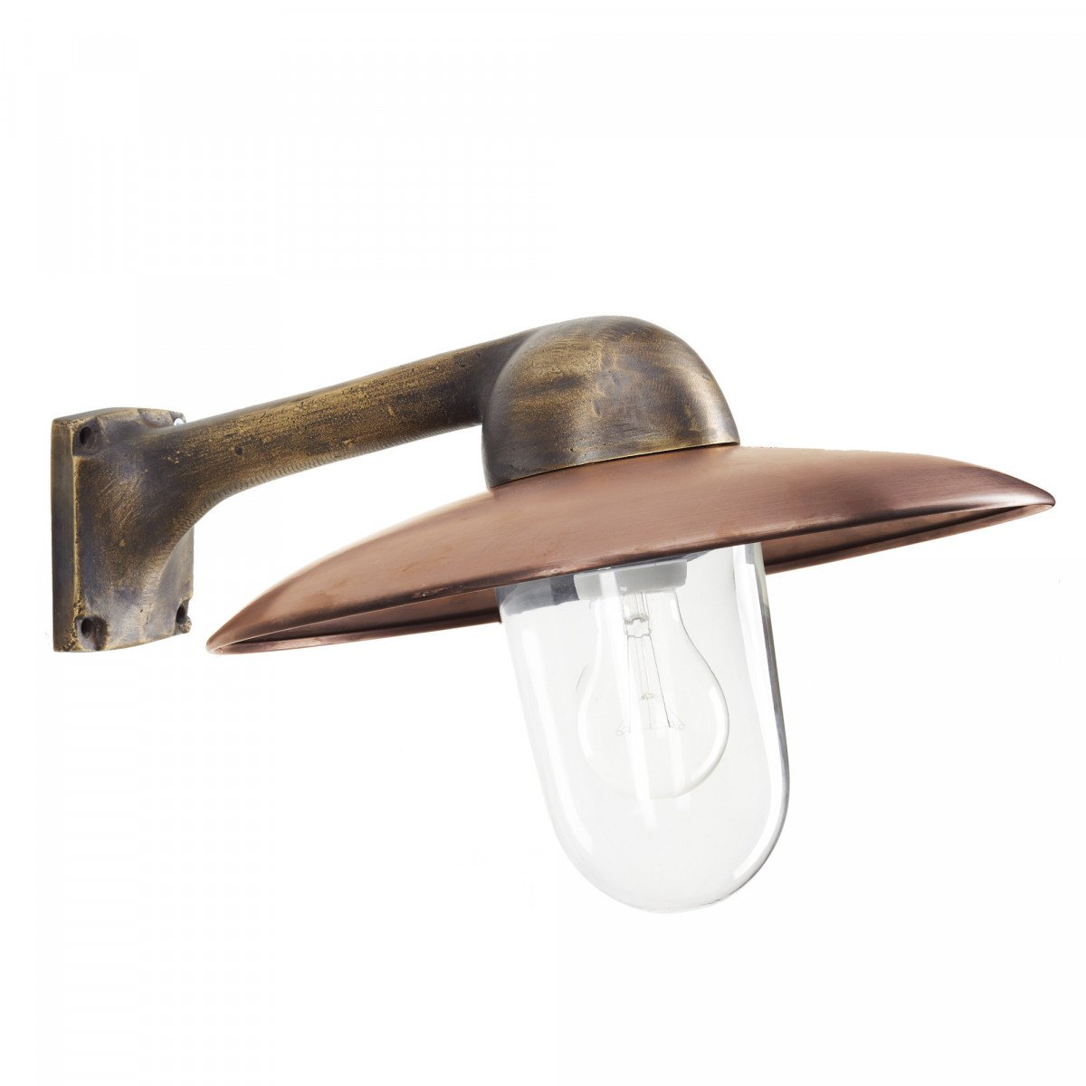 Fabrique wandlamp met massief bronzen arm, koperen kap en heldere glazen stolp, klassiek en duurzaam armatuur.