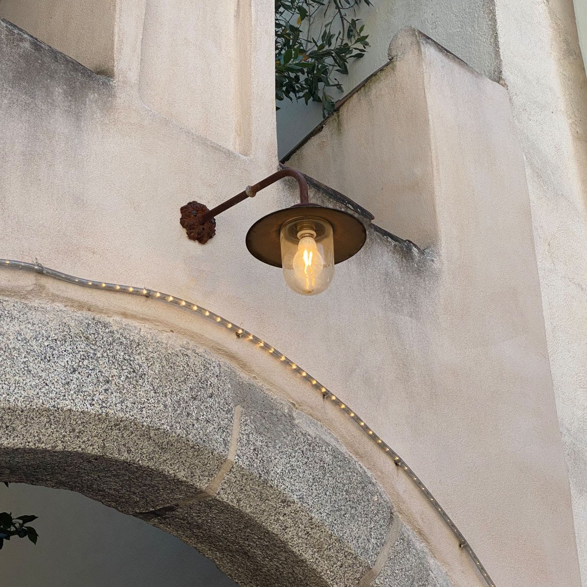 intage stallamp Provence in roestkleur met koperen deksel en helder stolpglas, vervaardigd uit gietijzer.