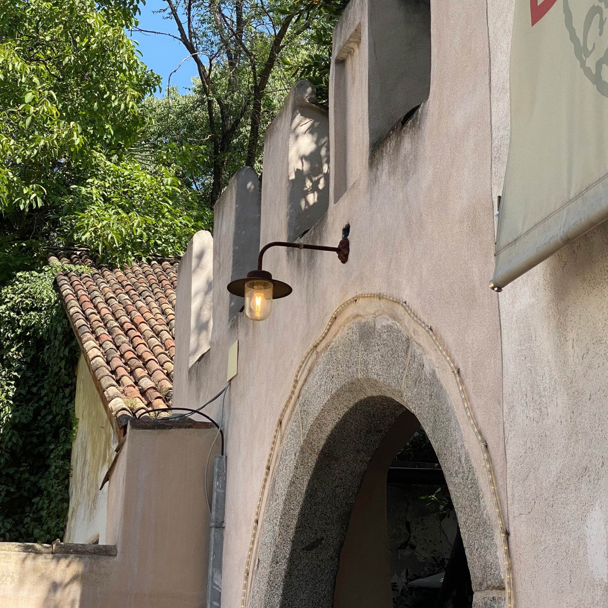 intage stallamp Provence in roestkleur met koperen deksel en helder stolpglas, vervaardigd uit gietijzer.