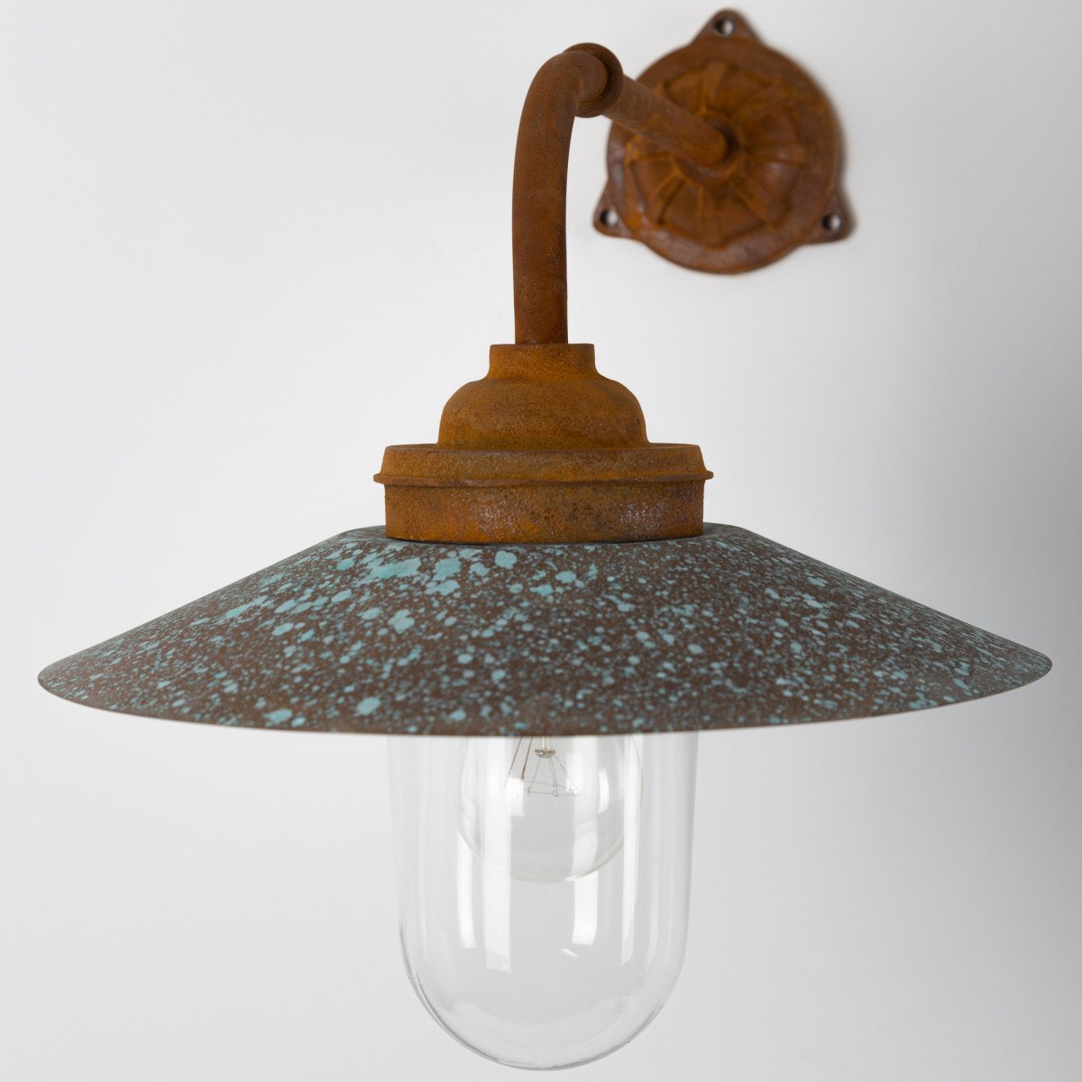 intage stallamp Provence in roestkleur met koperen deksel en helder stolpglas, vervaardigd uit gietijzer.