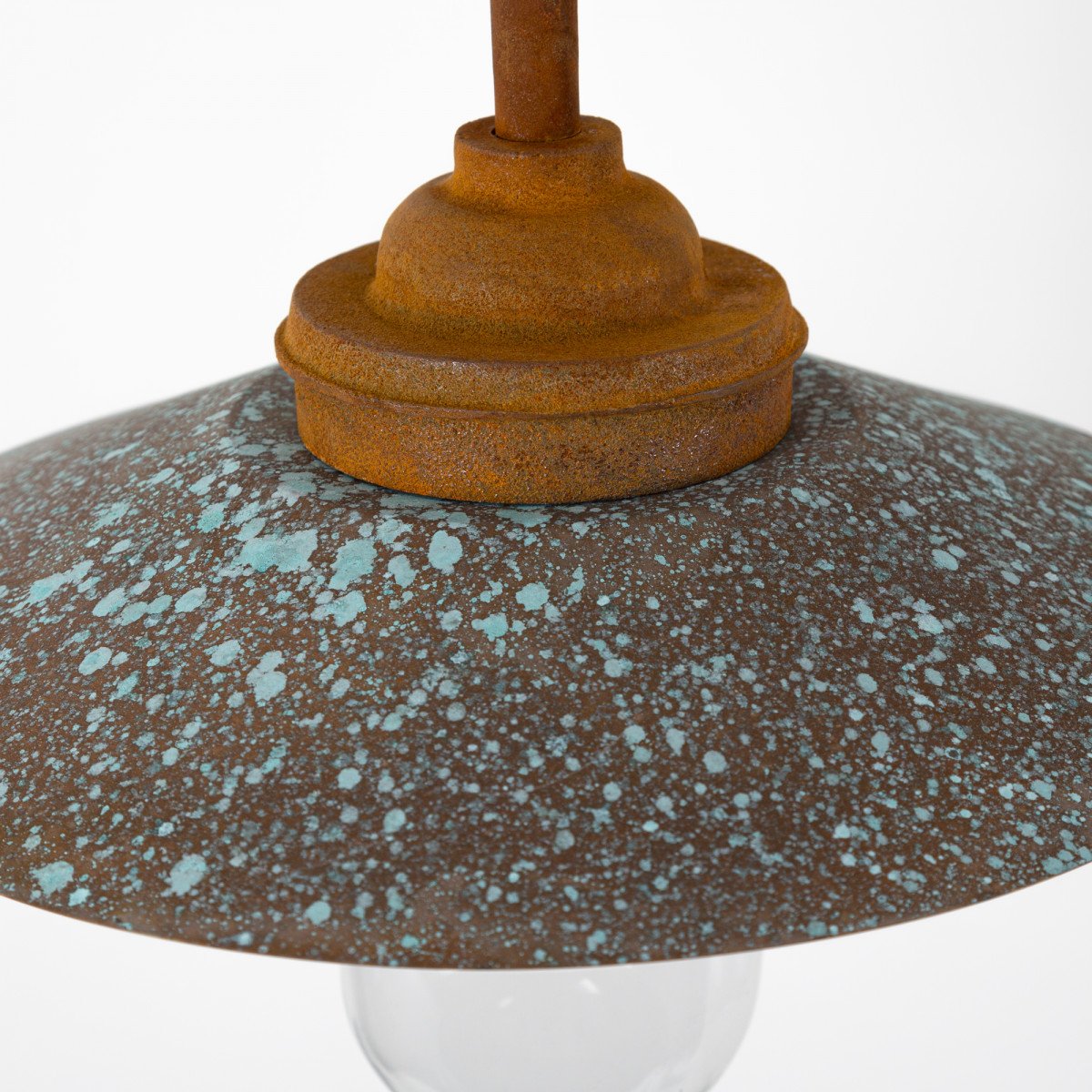 intage stallamp Provence in roestkleur met koperen deksel en helder stolpglas, vervaardigd uit gietijzer.