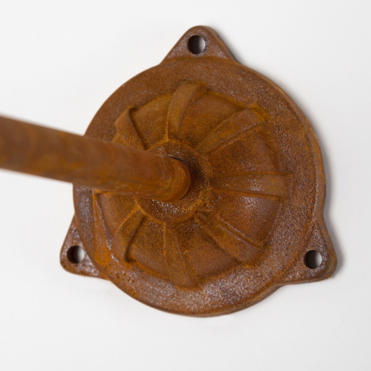 intage stallamp Provence in roestkleur met koperen deksel en helder stolpglas, vervaardigd uit gietijzer.
