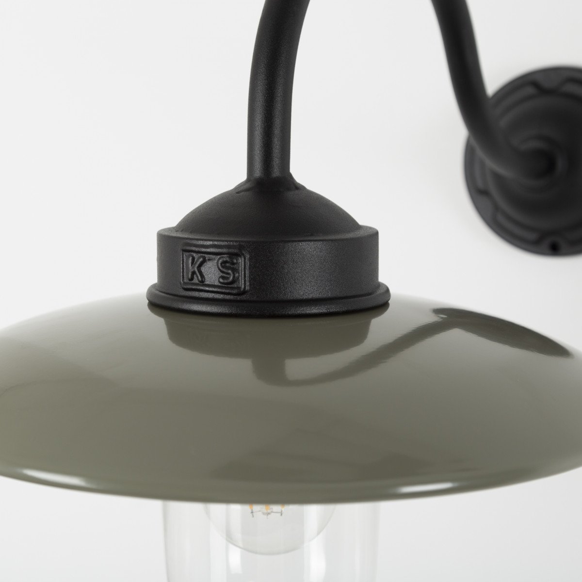 Klassieke stallamp Solingen met elegante gebogen arm in matzwart aluminium en taupekleurige kap