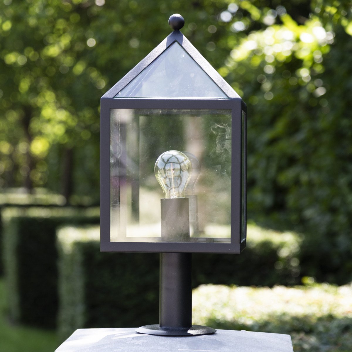 Zwarte buitenlamp staand model tuinlamp, zwart RVS frame, grote heldere glazen model Bloemendaal