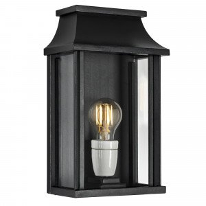 Exclusieve handgemaakte zwarte buitenwandlamp met een karakteristiek design. Exclusieve handgemaakte zwarte buitenwandlamp met een karakteristiek design.
