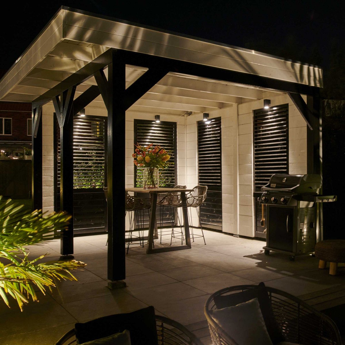 Kevin wandlamp down zwart aluminium, compacte buitenlamp met GU10 fitting en neerwaartse lichtbundel. IP54 wandspot.