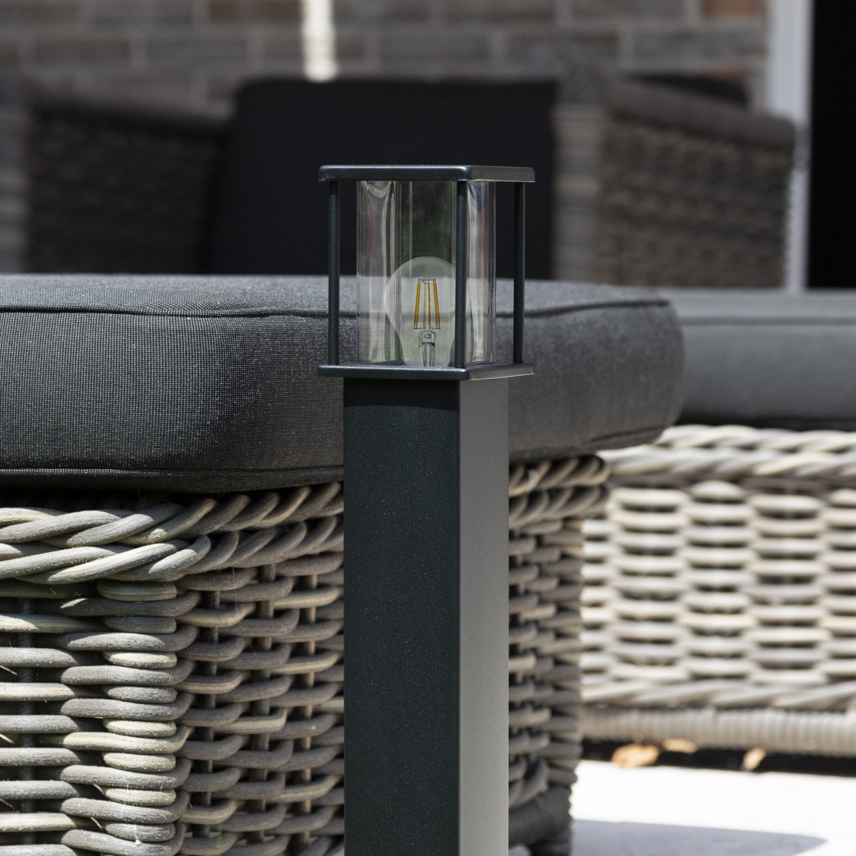 Zwarte tuinlamp 70 cm hoog strak design verlichtingsarmatuur voor buiten vierkante paal met box design lantaarnkap met heldere beglazing rondom lichtval