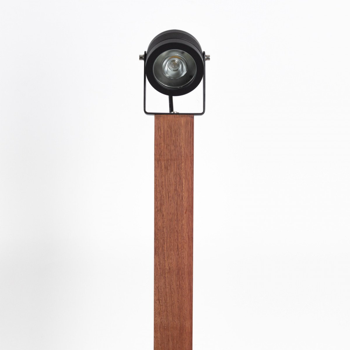 Richtbare LED tuinspot draaibaar en kantelbaar in matzwarte kleur op houten sokkel