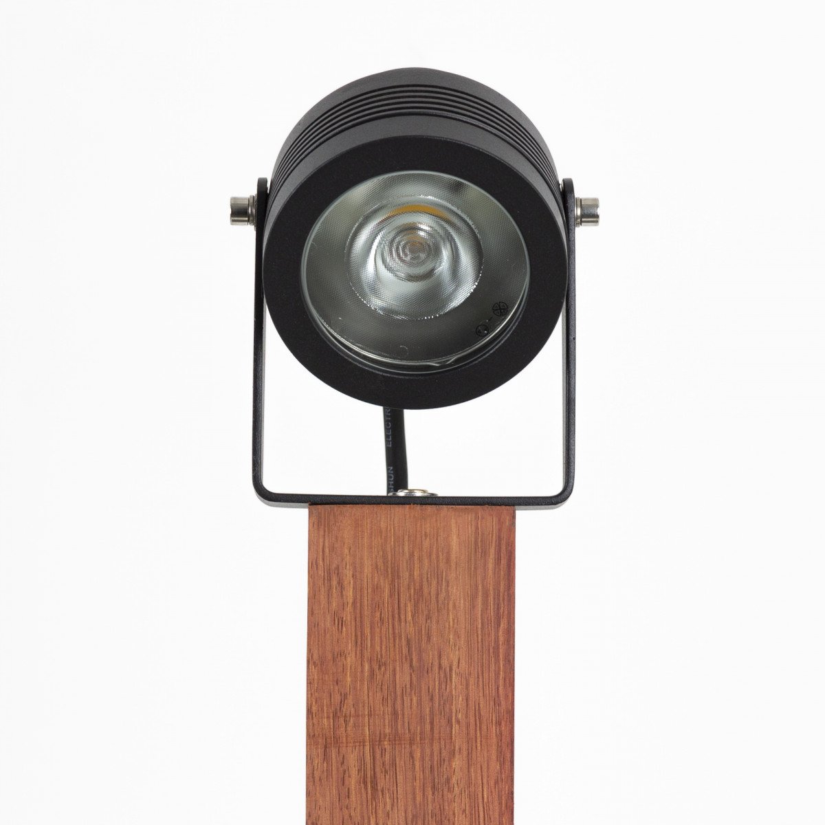 Richtbare LED tuinspot draaibaar en kantelbaar in matzwarte kleur op houten sokkel