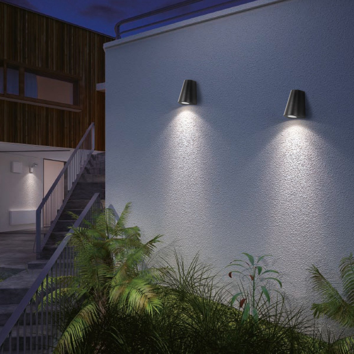 Cone wandlamp zwart, neerwaartse GU10 wandspot met conisch aluminium ontwerp en IP44 bescherming.