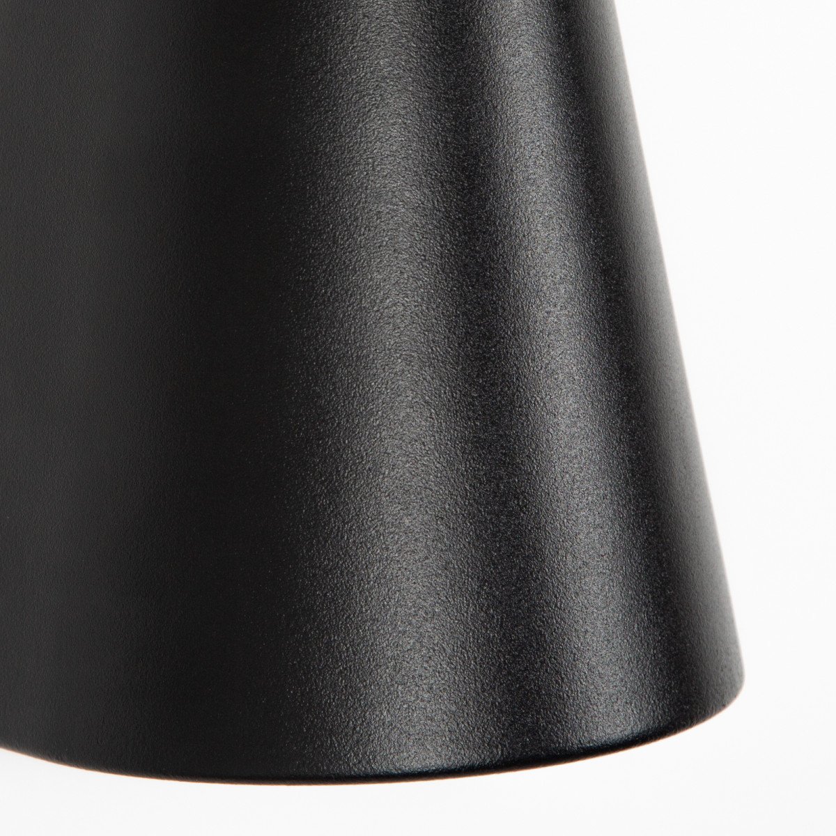 Cone wandlamp zwart, neerwaartse GU10 wandspot met conisch aluminium ontwerp en IP44 bescherming.