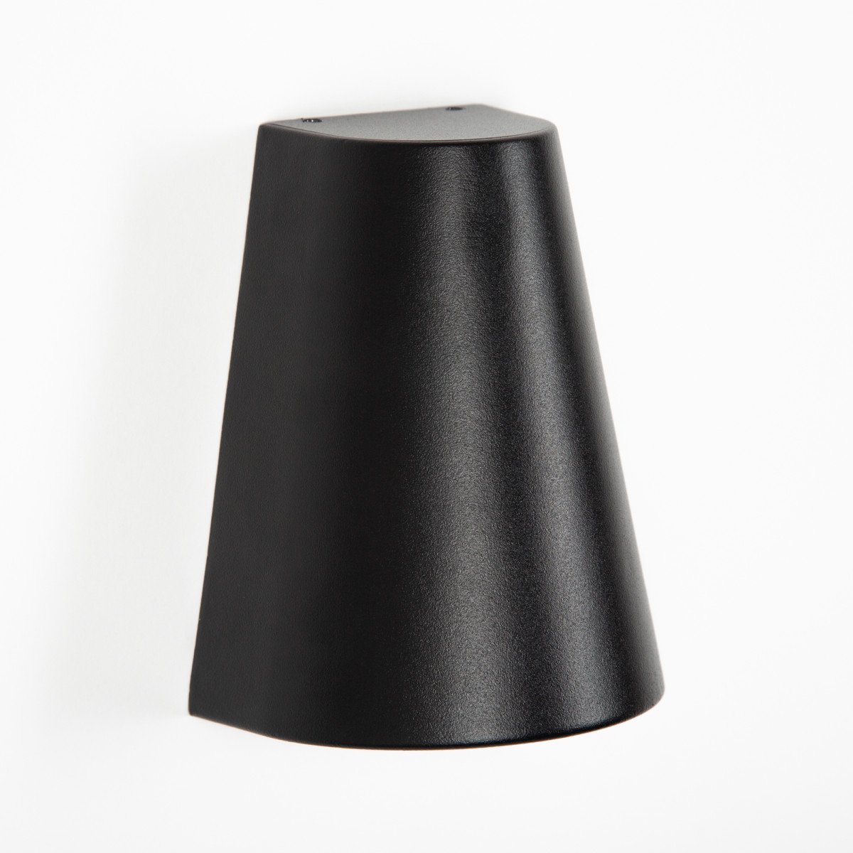 Cone wandlamp zwart, neerwaartse GU10 wandspot met conisch aluminium ontwerp en IP44 bescherming.
