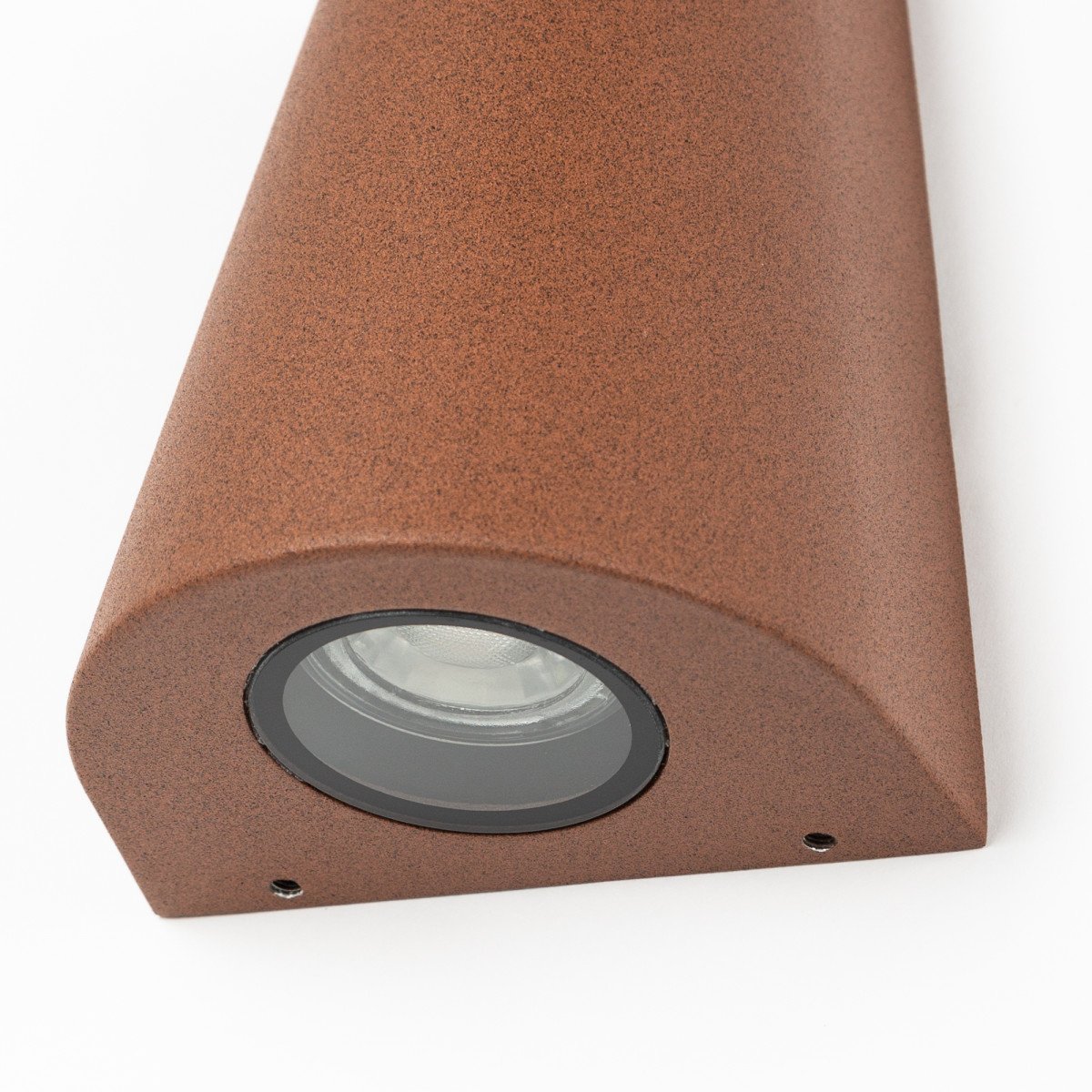 Cone wandlamp down roestkleurig, conisch aluminium armatuur met GU10 fitting en matte, warme coating.