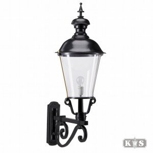 Buitenlamp Notaris, klassieke gevellantaarn in zijdeglans zwarte uitvoering Buitenlamp Notaris, klassieke gevellantaarn in zijdeglans zwarte uitvoering