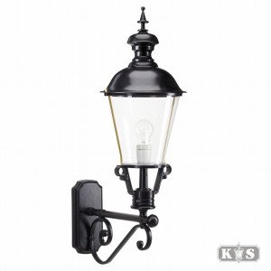 Buitenlamp Notaris L – klassieke wandlamp met sierlijke arm, koperen deksel en heldere beglazing, zwart gelakt aluminium Buitenlamp Notaris L – klassieke wandlamp met sierlijke arm, koperen deksel en heldere beglazing, zwart gelakt aluminium