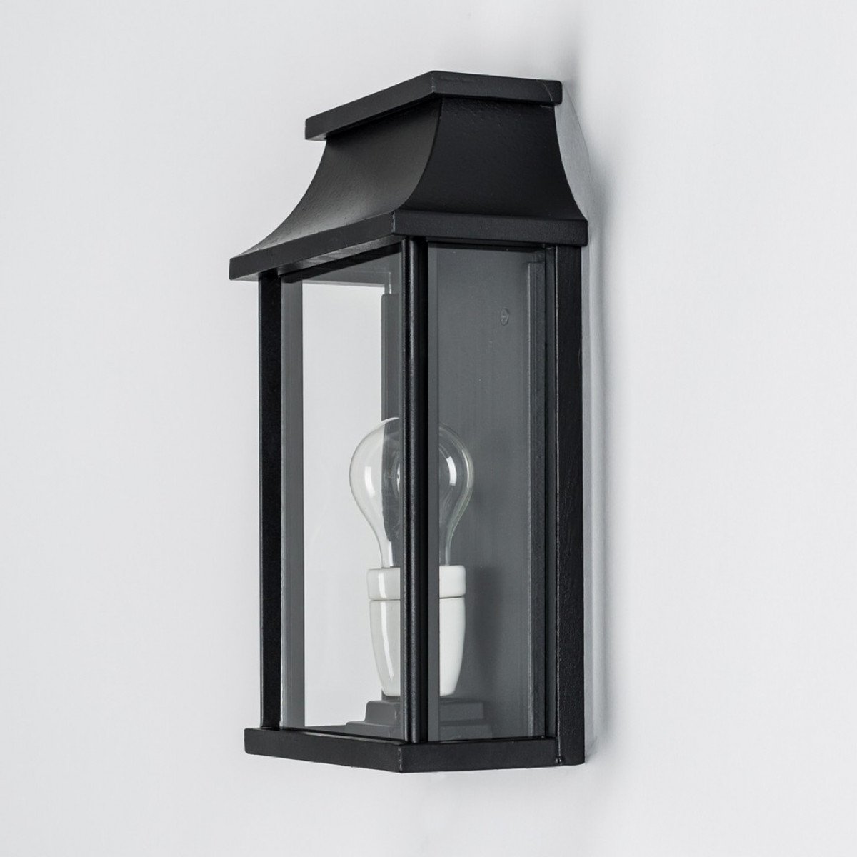 zwarte buitenlamp met vlakke achterzijde, stijlvol klassiek vormgegeven hoogwaardige kwaliteit met de handgemaakte wandlamp