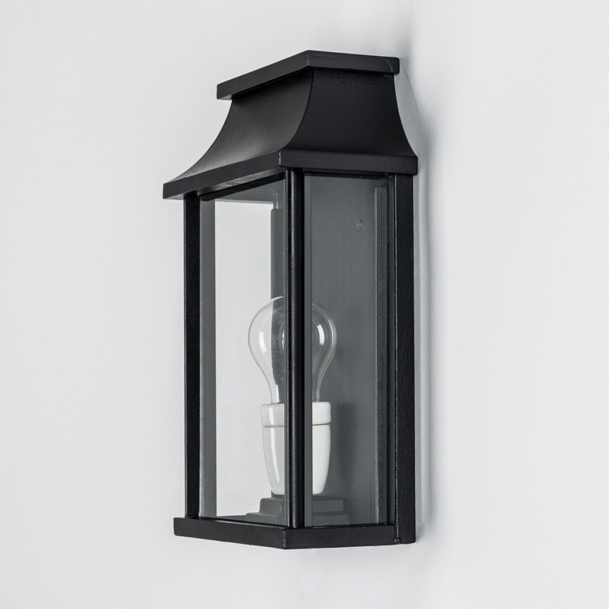 Exclusieve handgemaakte zwarte buitenwandlamp met een karakteristiek design.
