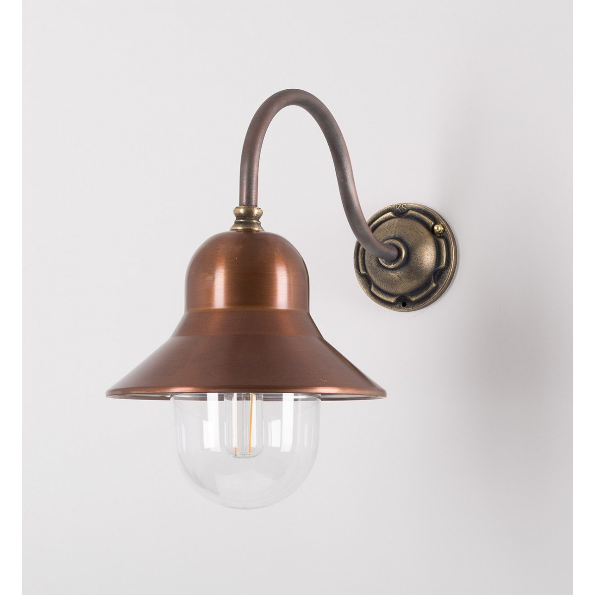 Buitenlamp Evian met golvende koperen kap, bronzen arm – klassieke wandlamp in landelijke stijl