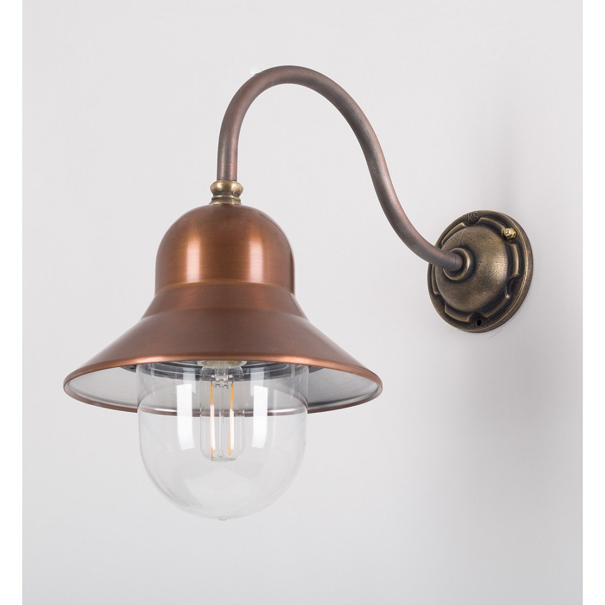 Buitenlamp Evian met golvende koperen kap, bronzen arm – klassieke wandlamp in landelijke stijl