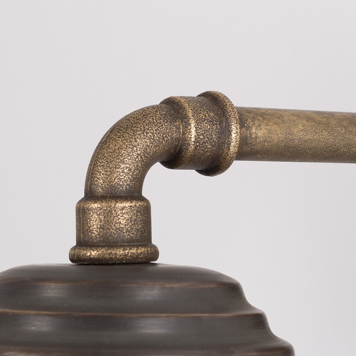 Stoere bronzen buitenlamp Dijon met compacte wandarm, helder stolpglas geschikt voor gevelmontage.