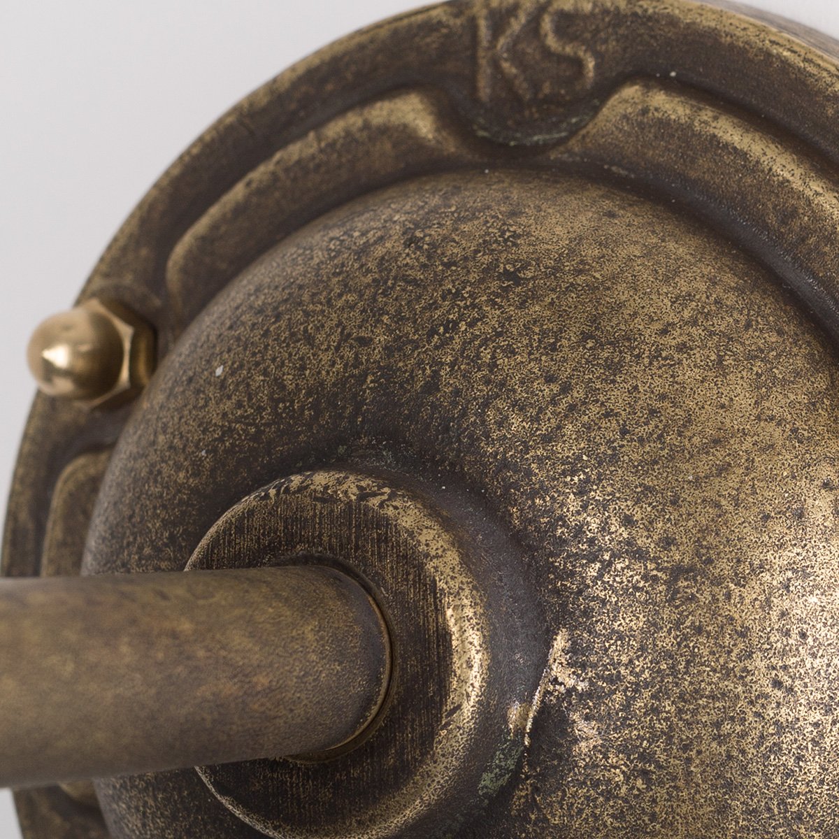 Stoere bronzen buitenlamp Dijon met compacte wandarm, helder stolpglas geschikt voor gevelmontage.