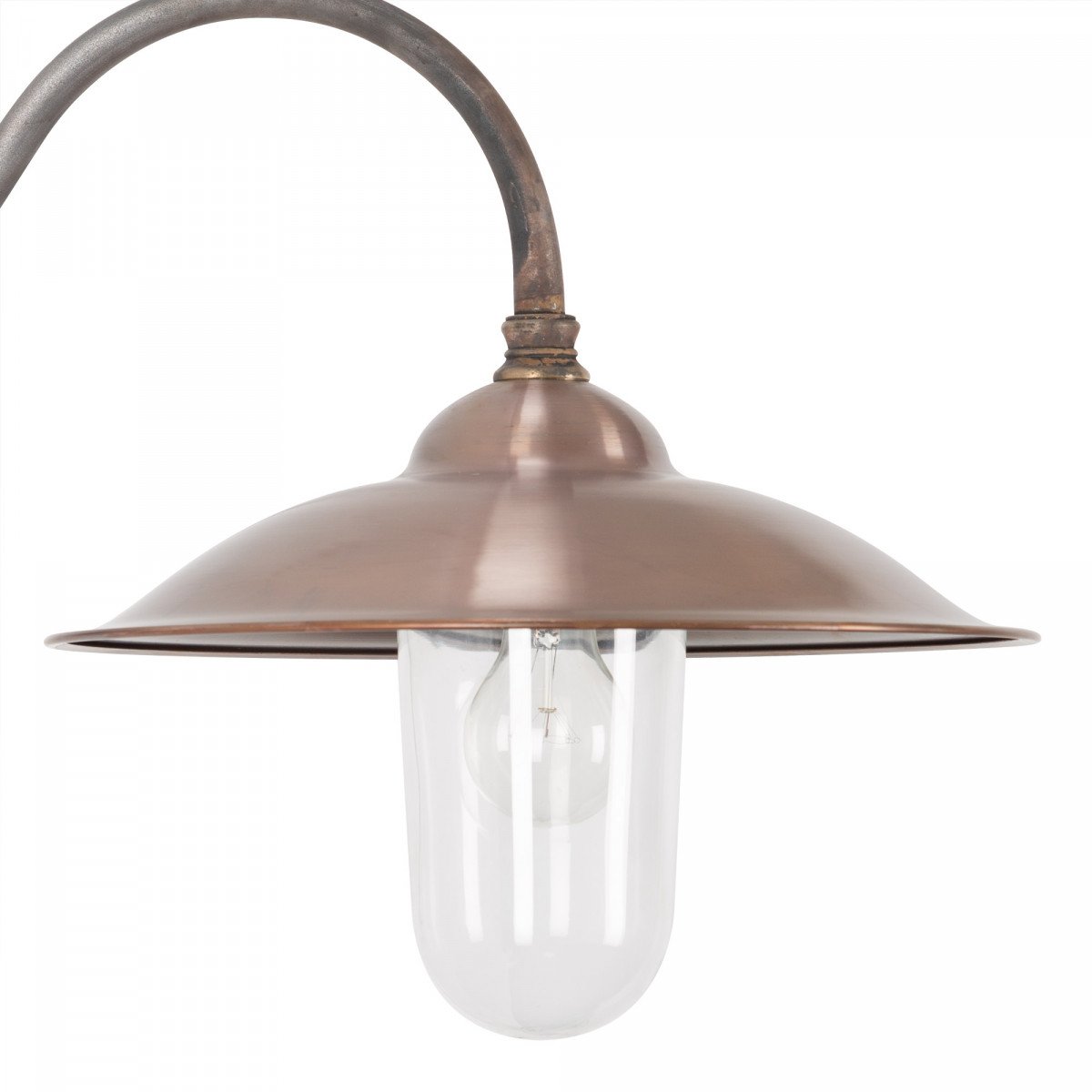 Vienna I stallamp met bronzen wandarm en koperen kap, klassieke buitenlamp met neerwaartse lichtval, helder glazen stolp