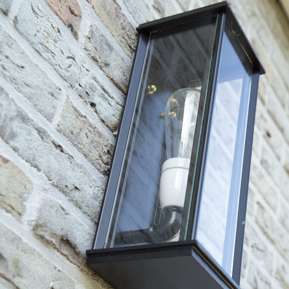 Buitenlamp Capital L – Strakke wandlamp met luxe uitstraling (Massief Brons)