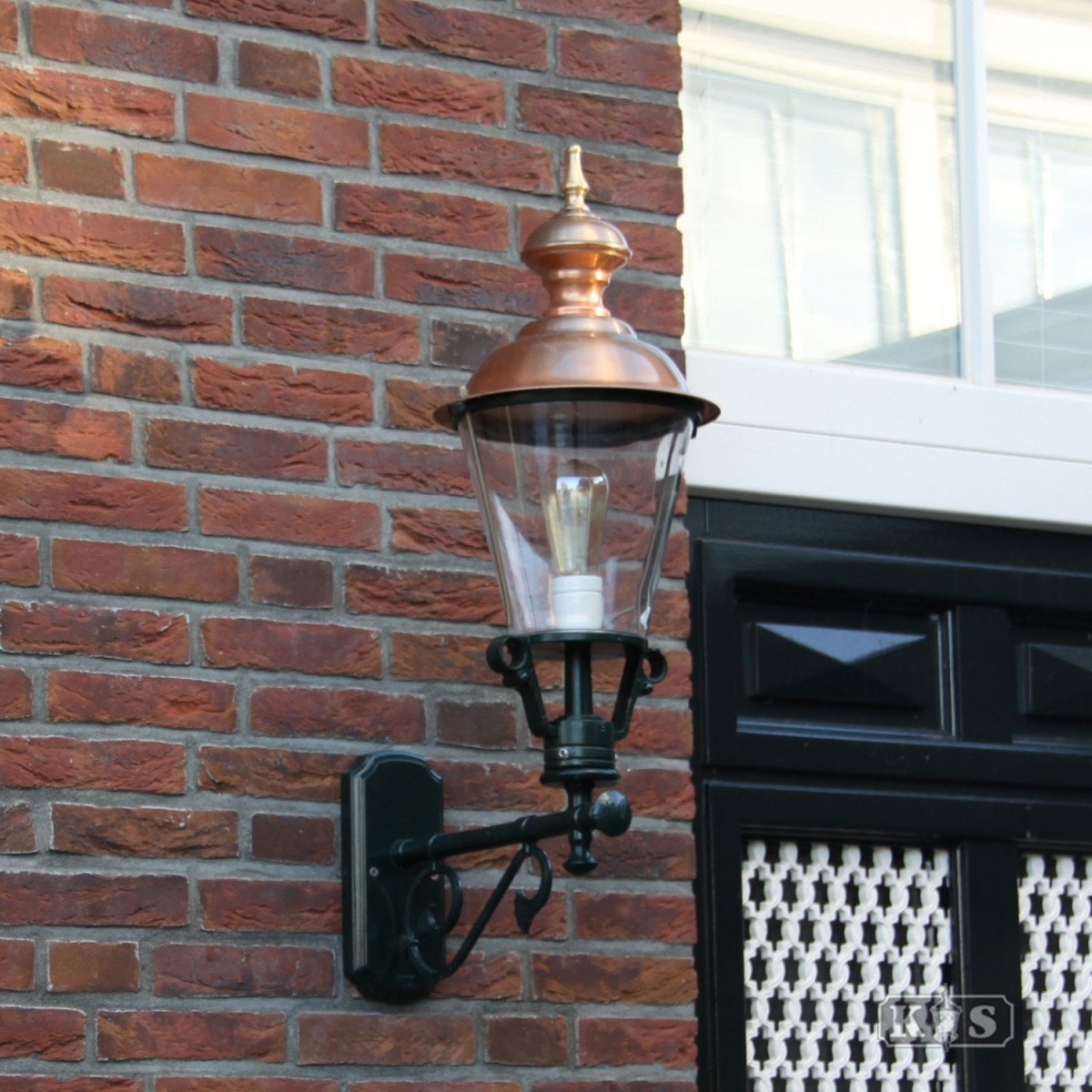 Buitenlamp Baarn L met koperen deksel en sierlijke wandarm in KS groen
