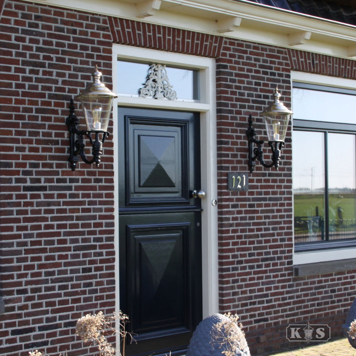 Muurlamp Odense L met koperen deksel, zwarte wandarm en helder kunststof glas