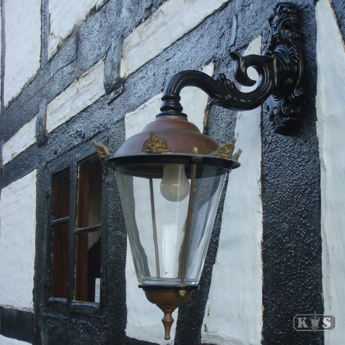 Buitenlamp Volendam hang met kroonornamenten en sierlijke wandarm