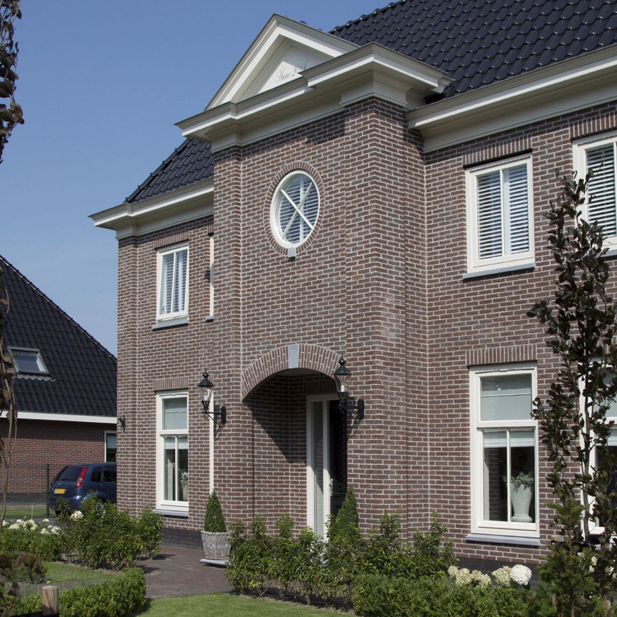 De Notaris is een gevelarmatuur met een luxe exclusieve uitstraling, mede door het chroom deksel.