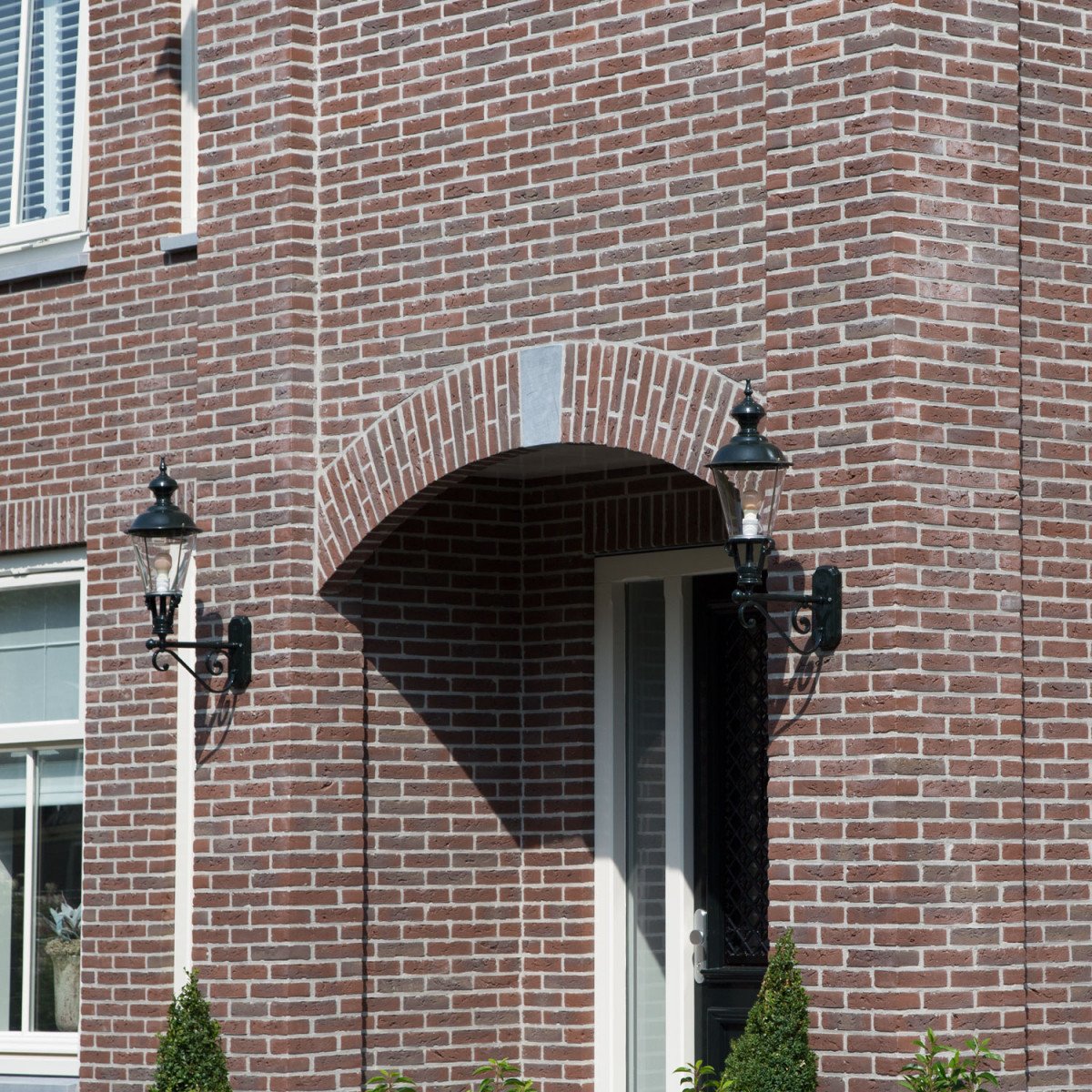 De Notaris is een gevelarmatuur met een luxe exclusieve uitstraling, mede door het chroom deksel.