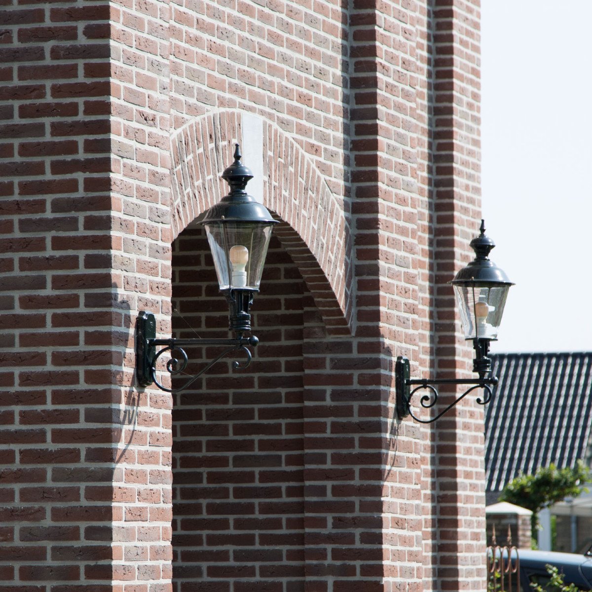 De Notaris is een gevelarmatuur met een luxe exclusieve uitstraling, mede door het chroom deksel.