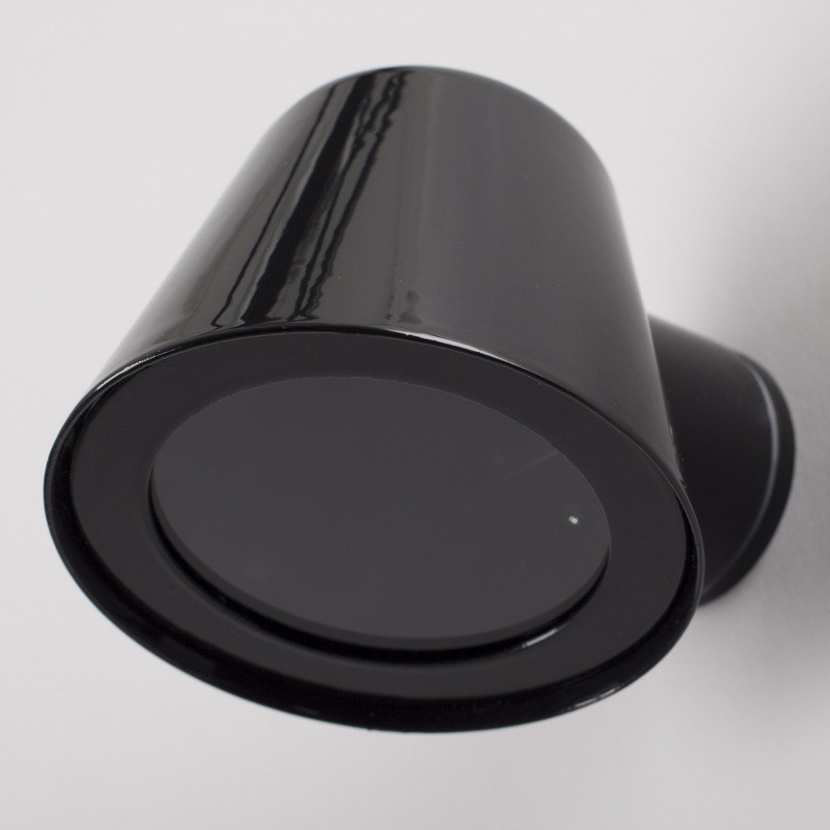 Vita Cup wandlamp hoogglans zwart, compacte aluminium buitenlamp met GU10 fitting en ronde kapvorm.