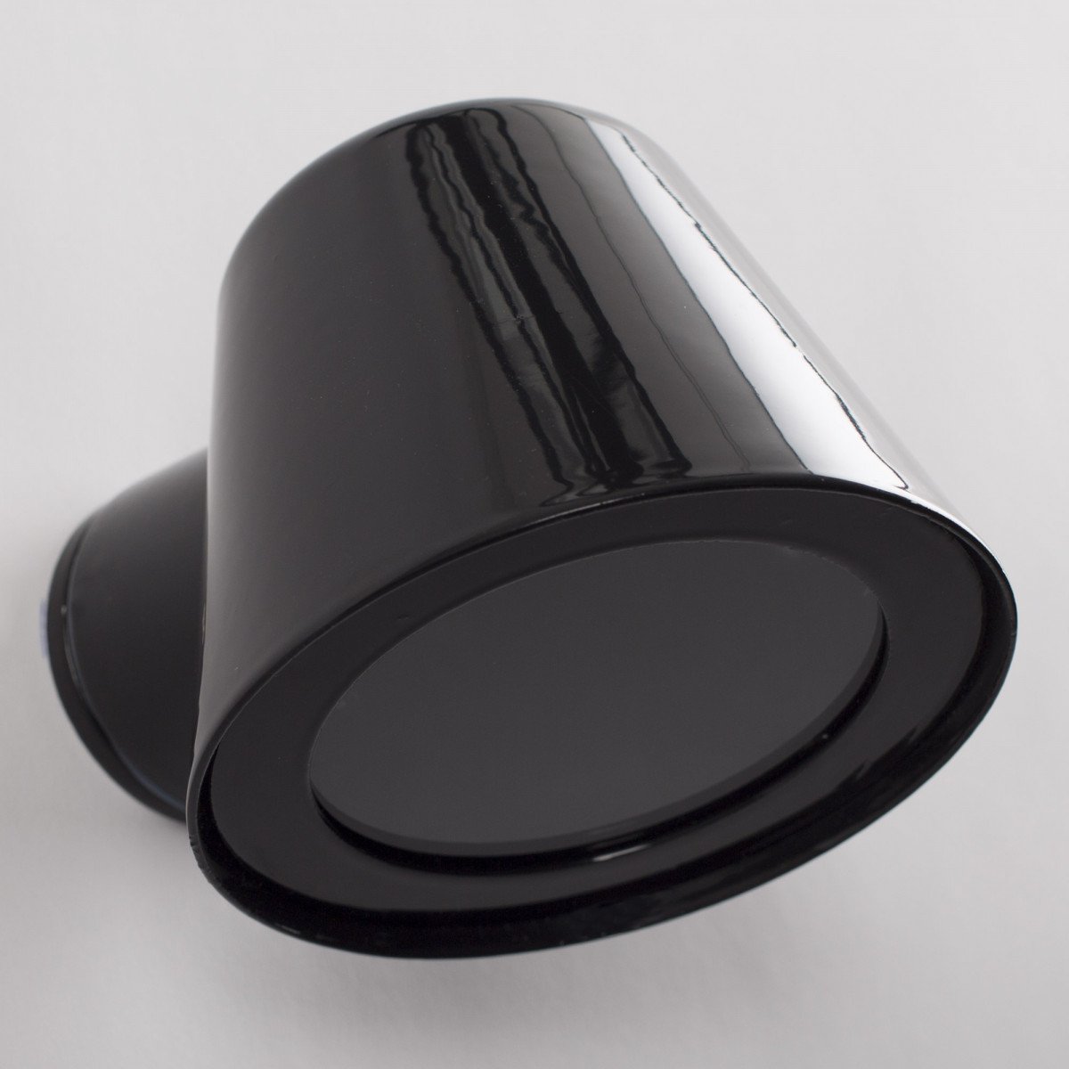 Vita Cup wandlamp hoogglans zwart, compacte aluminium buitenlamp met GU10 fitting en ronde kapvorm.