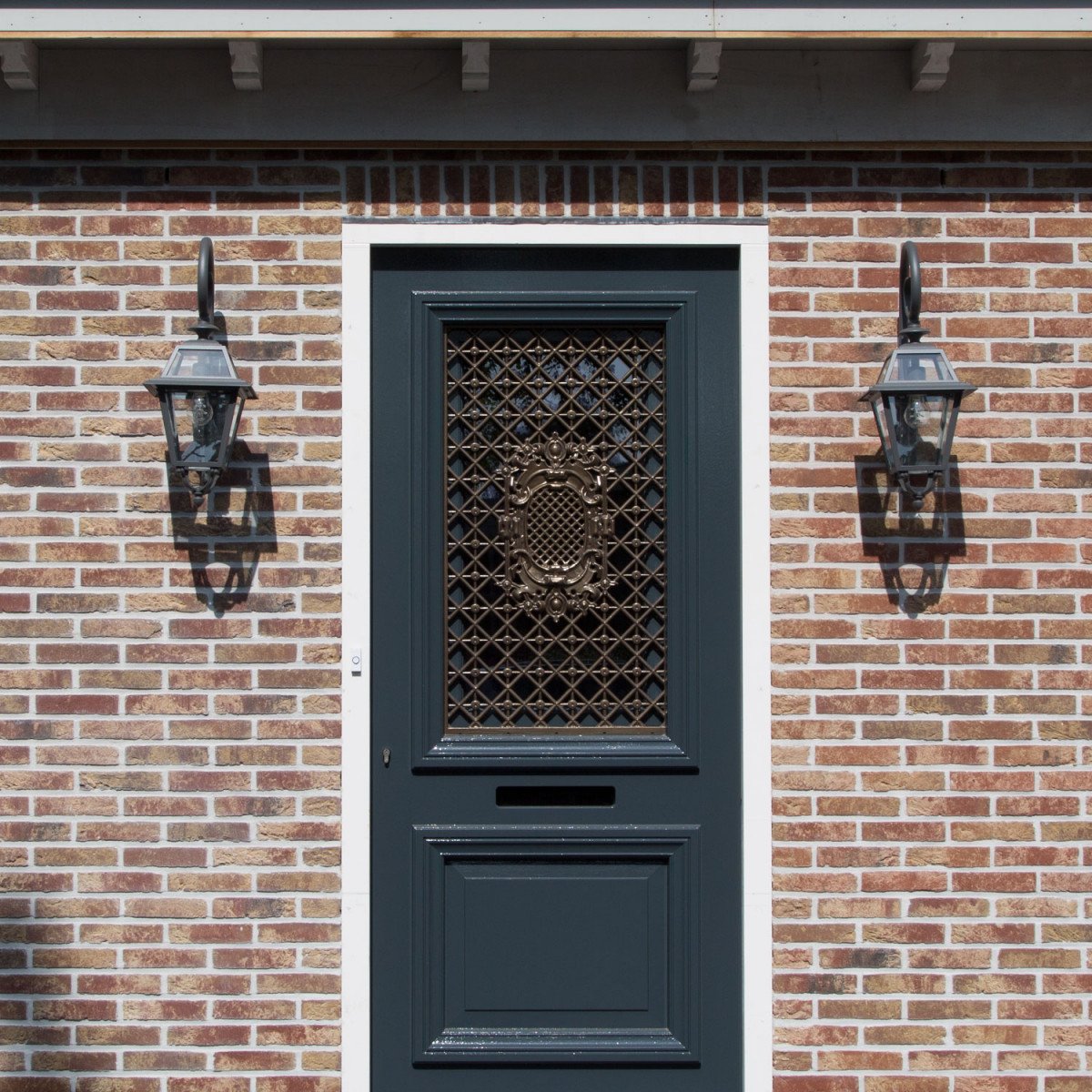 Buitenlamp Amstelrade, strak klassiek vormgegeven zwarte wandlantaarn met heldere beglazing, stijlvolle wandsteun met grote krul, gevel verlichting