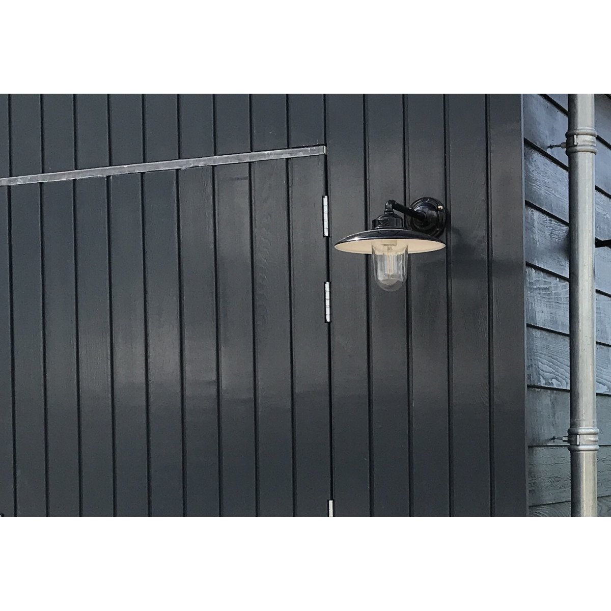 Stallamp Palazzo van aluminium met hoogglans zwarte buitenzijde en witte binnenzijde, voorzien van heldere glazen stolp.