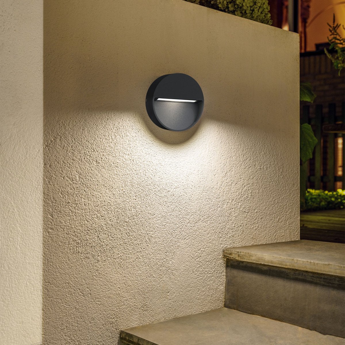 Section 2 wandinbouwspot rond, zwarte LED downlighter van aluminium met warme lichtkleur en compacte inbouwdiepte.