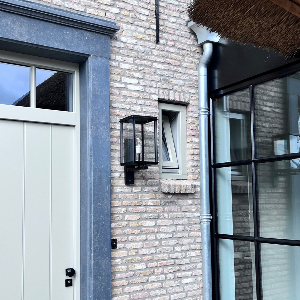 Buiten wandverlichting klassieke buitenlamp stijlvol en strak vormgegeven Capital staand XL wandlamp zwart strak klassieke gevelverlichting van KS Verlichting